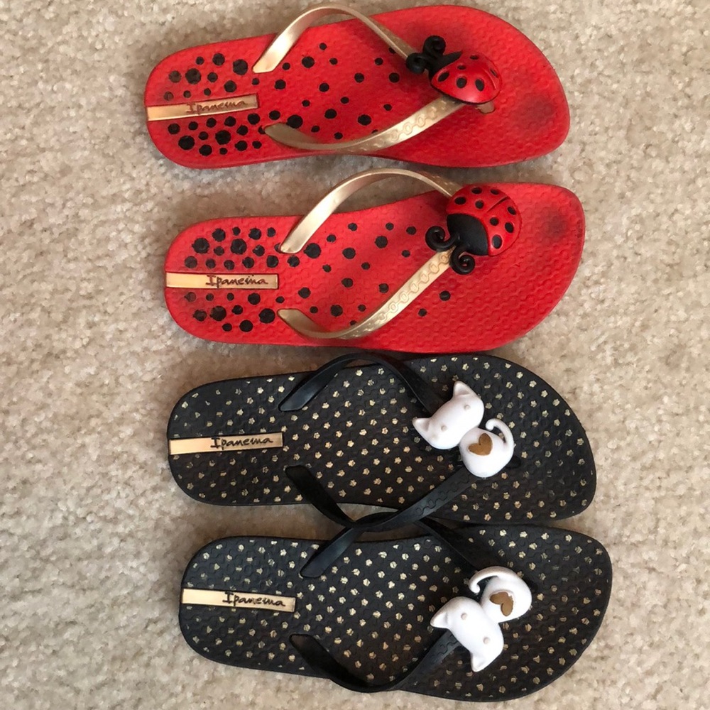 2 pairs of girls flip flops size 13.